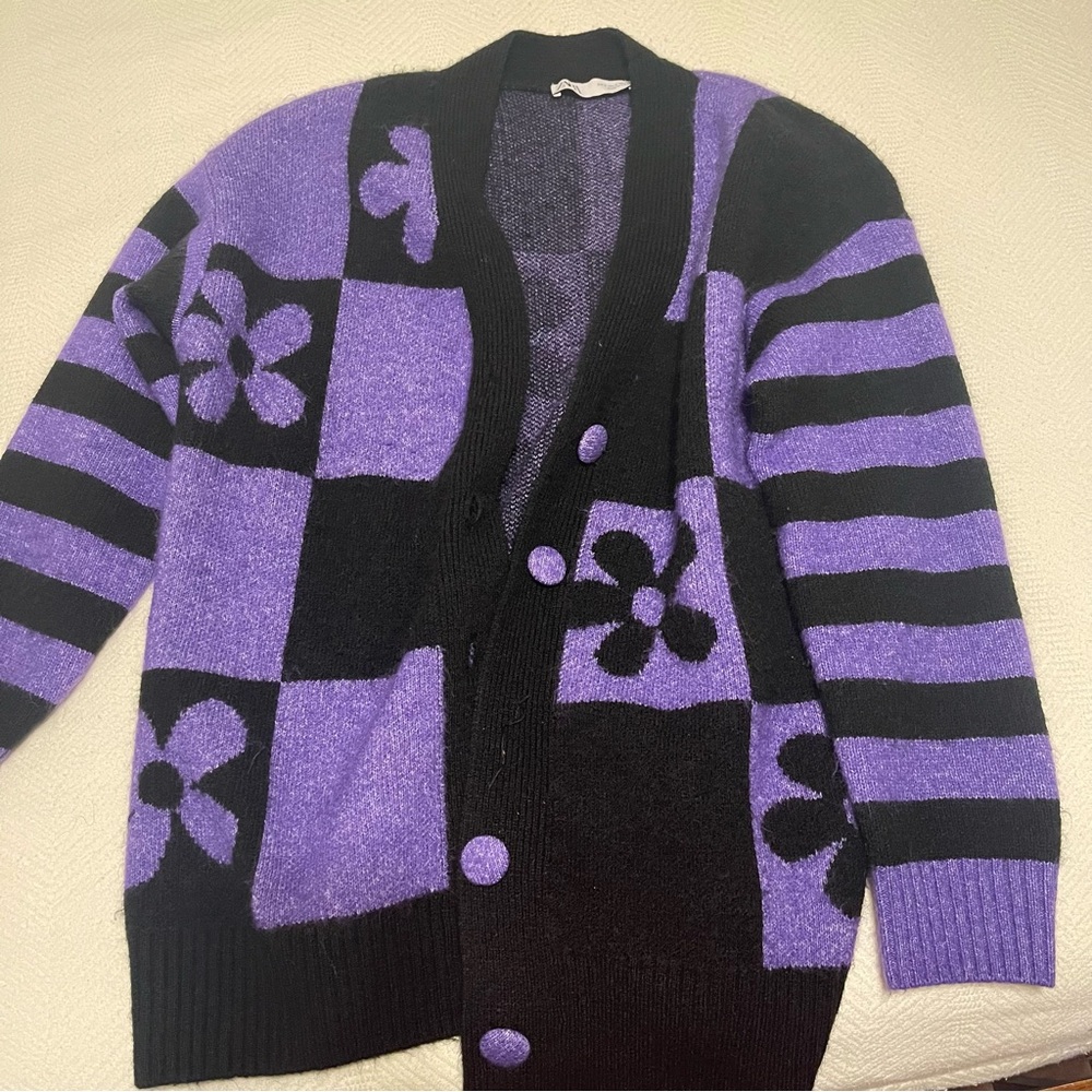 Beautiful sweater by Zara, it’s a nice color black and purple.